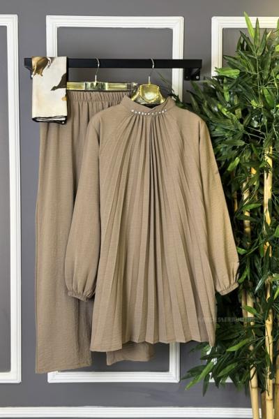 Yaka Taşlı Pileli İkili Takım Vizon